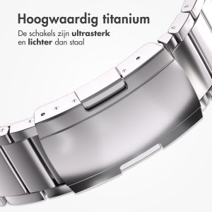 Accezz Glans Titanium bandje voor de Apple Watch Series 1-9 / SE - 38/40/41 mm / Series 10 - 42 mm - Zilver